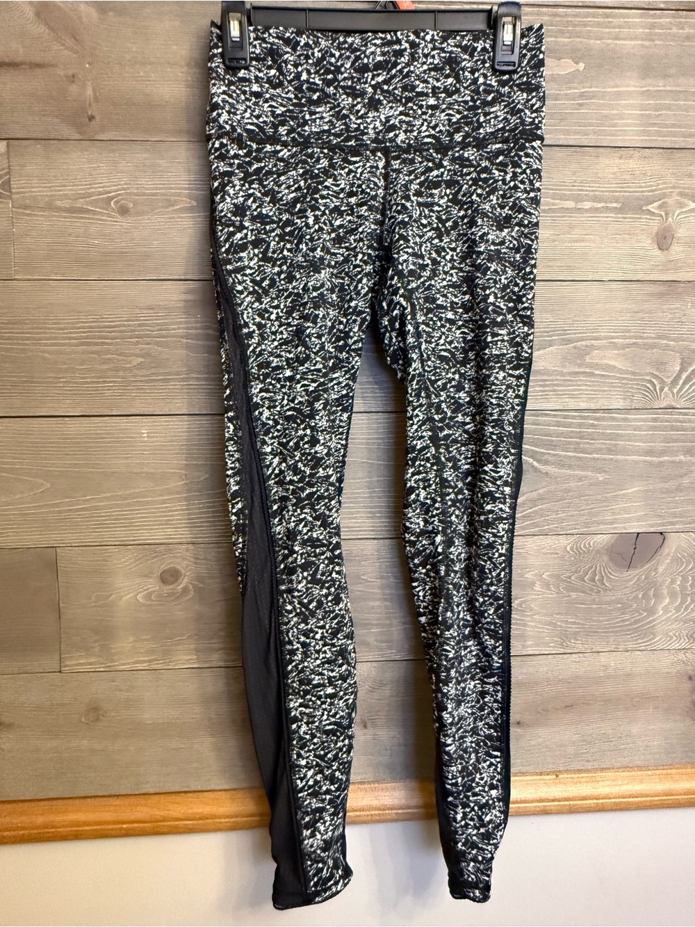 Lululemon full length (6) black/white design leggings